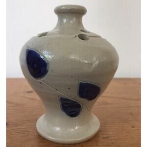 Vtg Colonial Williamsburg Pottery Salt Glaze Flower Arrangement Frog Vase Holder